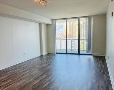 3000 Oasis Grand Boulevard - Photo Thumbnail 5