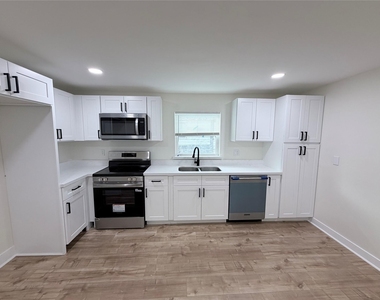 1526 E 32nd 1/2 Street - Photo Thumbnail 7