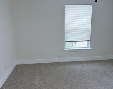 1526 E 32nd 1/2 Street - Photo Thumbnail 15