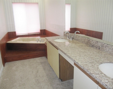 109 W 10 Street - Photo Thumbnail 11