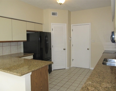 109 W 10 Street - Photo Thumbnail 6