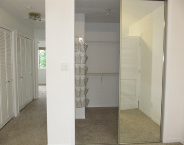 109 W 10 Street - Photo Thumbnail 10