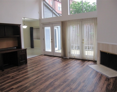 109 W 10 Street - Photo Thumbnail 3