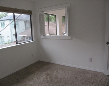 109 W 10 Street - Photo Thumbnail 14