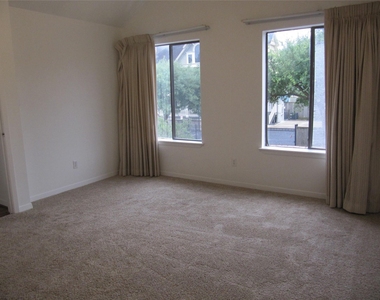 109 W 10 Street - Photo Thumbnail 9