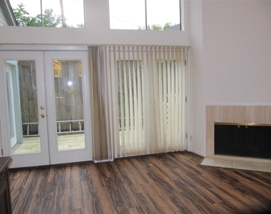 109 W 10 Street - Photo Thumbnail 2