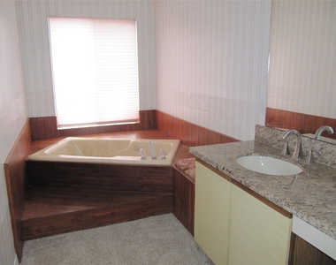109 W 10 Street - Photo Thumbnail 12