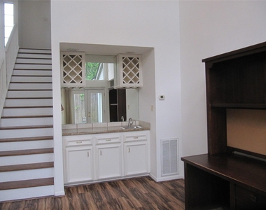 109 W 10 Street - Photo Thumbnail 4
