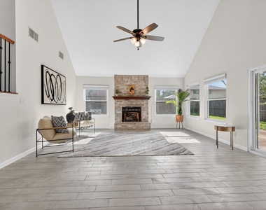 417 W Hillary Circle - Photo Thumbnail 13