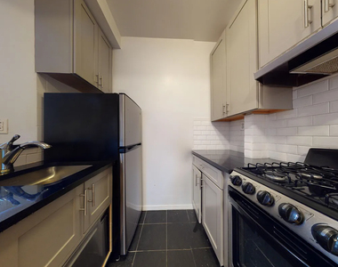 240 Waverly Place - Photo Thumbnail 3
