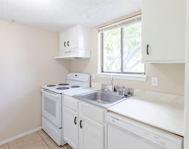 15919 Golf Club Drive - Photo Thumbnail 4