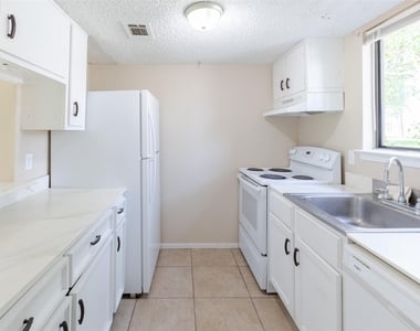 15919 Golf Club Drive - Photo Thumbnail 5