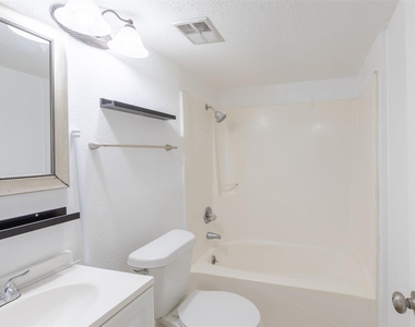 15919 Golf Club Drive - Photo Thumbnail 12