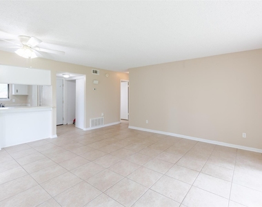 15919 Golf Club Drive - Photo Thumbnail 8