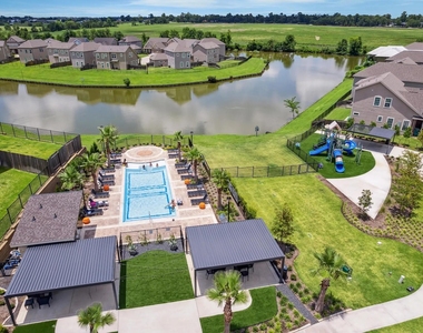 18712 Crescent Trails Circle - Photo Thumbnail 9