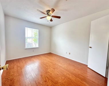 8223 Golf Green Circle - Photo Thumbnail 28