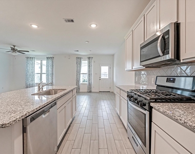 5806 Aurora Greens Lane - Photo Thumbnail 14
