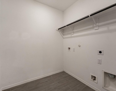 5806 Aurora Greens Lane - Photo Thumbnail 44