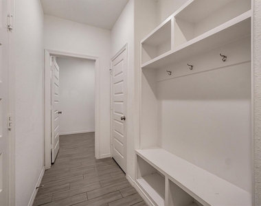 5806 Aurora Greens Lane - Photo Thumbnail 4