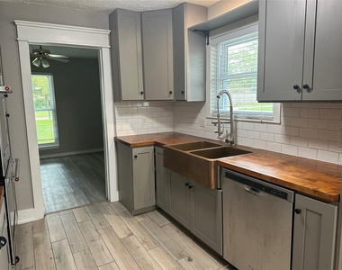 228 Oak Manor Drive - Photo Thumbnail 11