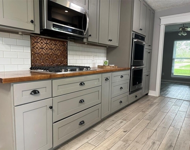 228 Oak Manor Drive - Photo Thumbnail 10