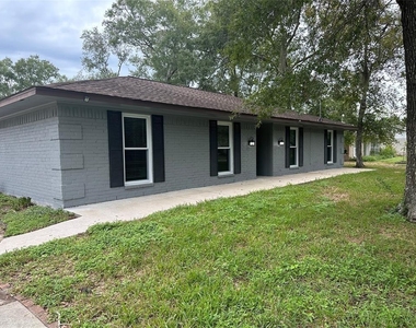 228 Oak Manor Drive - Photo Thumbnail 2