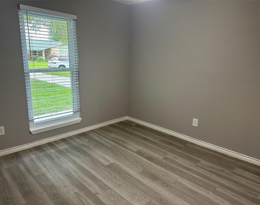 228 Oak Manor Drive - Photo Thumbnail 14