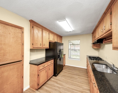 8105 Lanham Lane - Photo Thumbnail 12