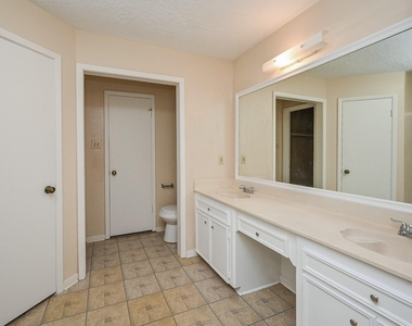 7918 Chancel Drive - Photo Thumbnail 14