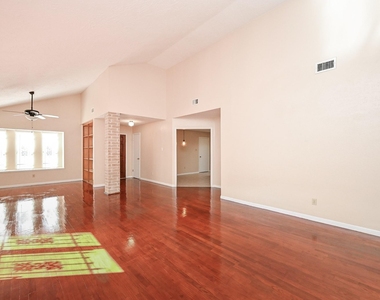 7918 Chancel Drive - Photo Thumbnail 4