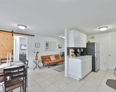 2575 S Himes Avenue - Photo Thumbnail 9