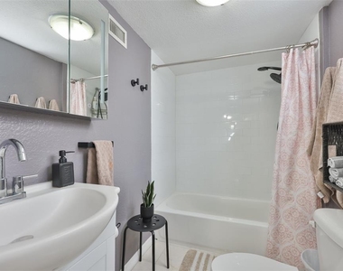 2575 S Himes Avenue - Photo Thumbnail 4