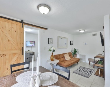 2575 S Himes Avenue - Photo Thumbnail 8