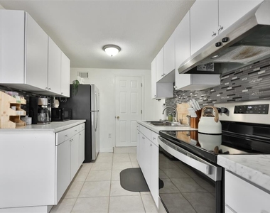 2575 S Himes Avenue - Photo Thumbnail 7