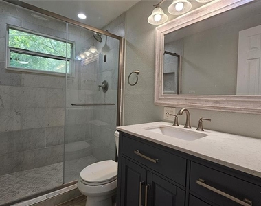 6412 Pawling Avenue - Photo Thumbnail 13