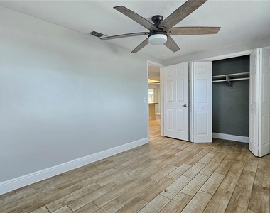 6412 Pawling Avenue - Photo Thumbnail 12