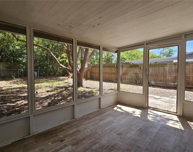 6412 Pawling Avenue - Photo Thumbnail 18