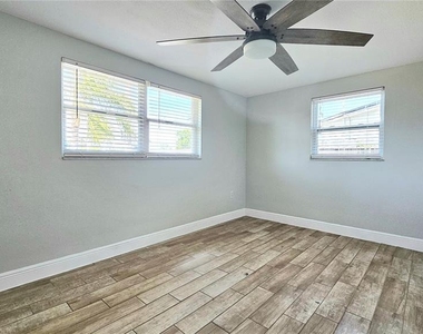 6412 Pawling Avenue - Photo Thumbnail 10