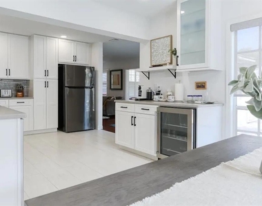 4014 W Palmira Avenue - Photo Thumbnail 10