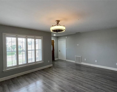 3791 Huntwicke Boulevard - Photo Thumbnail 5