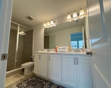 2956 Voyager Avenue - Photo Thumbnail 5