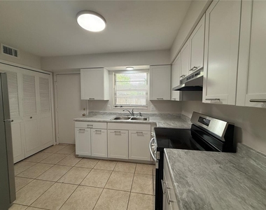 6030 Sw 12th Place - Photo Thumbnail 2