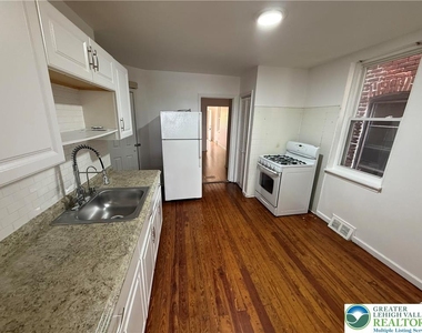 1113 E 4th Street - Photo Thumbnail 4