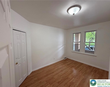 1113 E 4th Street - Photo Thumbnail 1