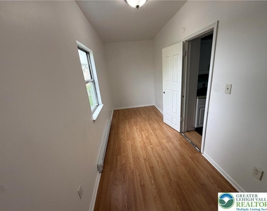 1113 E 4th Street - Photo Thumbnail 5