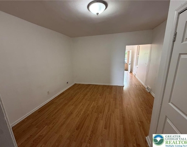 1113 E 4th Street - Photo Thumbnail 2