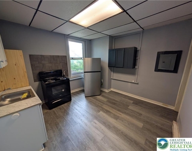729 E 4th Street - Photo Thumbnail 2