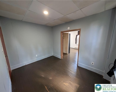 729 E 4th Street - Photo Thumbnail 6