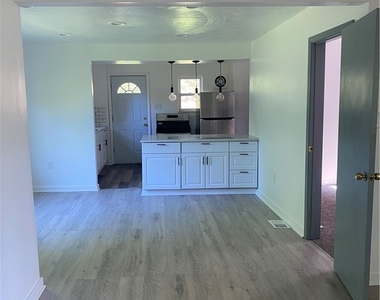 1371 Crucible St - Photo Thumbnail 2