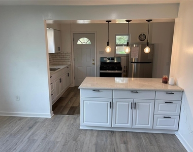 1371 Crucible St - Photo Thumbnail 3